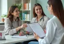 Autocuidado Feminino: 10 Exames Que Garantem Sua Saúde em Dia Mulher adulta sentada em consultório médico segurando resultados de exames de rotina